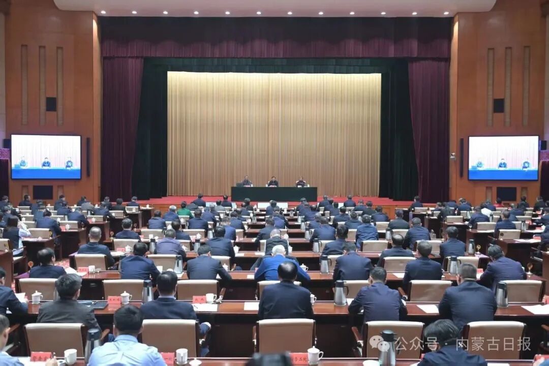 自治区党委理论学习中心组举行2026年第一次集体学习 王伟中主持并讲话包钢张延昆时光辉出席